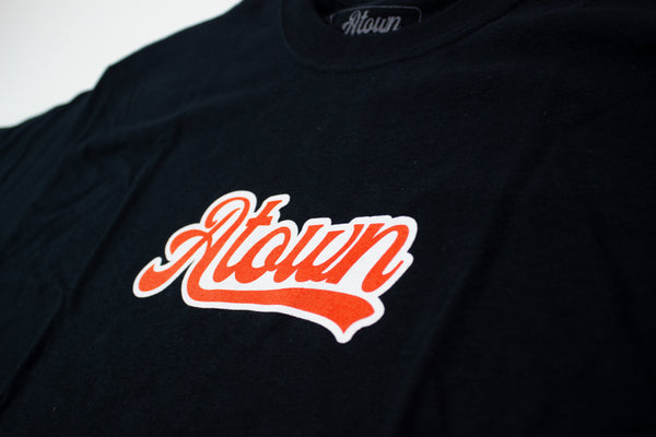 BOLD ATOWN TEE [BLACK/RED]
